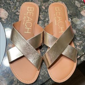 NWOT Beach by Matisse cross sandals Size 9 Gold